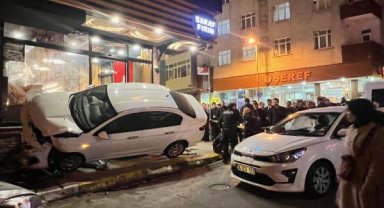 Pendik'te kaza yapan otomobil fırına çarparak durabildi: 5 yaralı