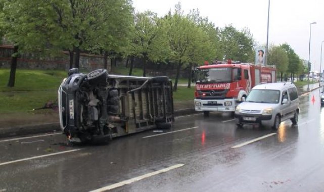 Pendik'te servis minibüsü devrildi