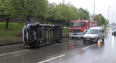 Pendik'te servis minibüsü devrildi