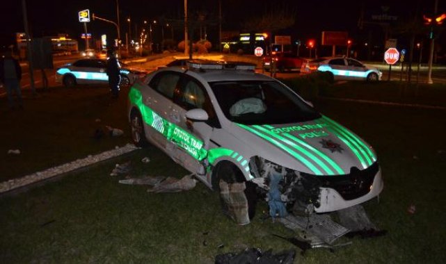 Polis aracı, otomobille çarpıştı: 6 yaralı