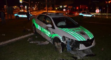 Polis aracı, otomobille çarpıştı: 6 yaralı