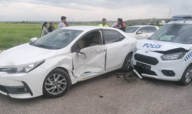 Polis aracıyla otomobil çarpıştı