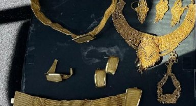 Polis ekipleri enkazda bulunan 500 bin TL'lik altını sahibine teslim etti