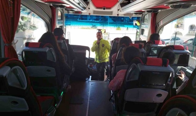 Polis ekiplerinden bayram öncesinde otobüs terminelinde emniyet kemeri hatırlatması