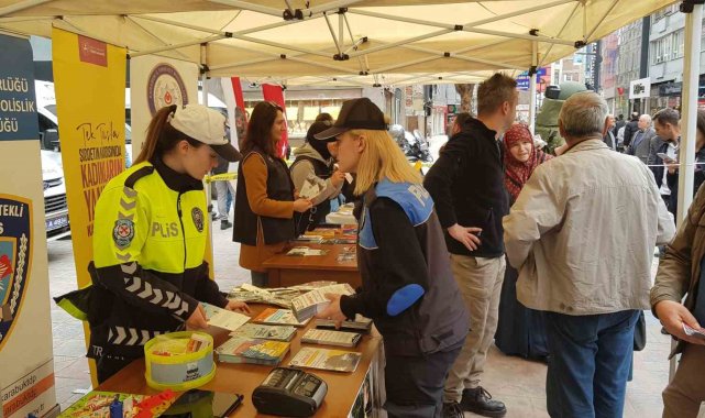 Polis tanıtım standı yoğun ilgi görüyor