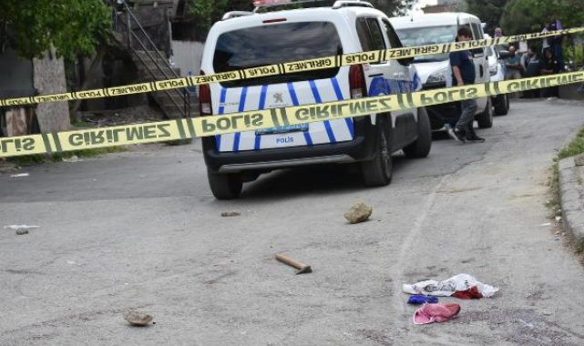 Polise baltayla saldırdı, bacağından vuruldu