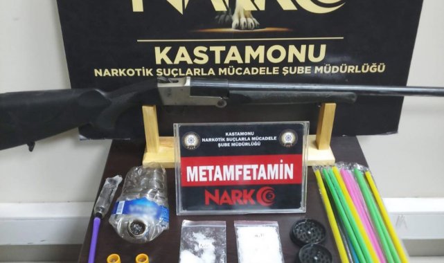 Polisi fark edip uyuşturucuyu araçtan atan şahıslar 'Ceku'dan kaçamadı