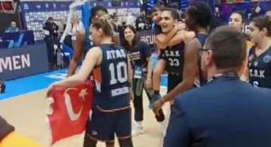 Prag Büyükelçisi Bağış, ÇBK'nın Türk bayrağı açmasına engel olanlara tepki gösterdi