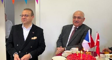 Prag'da Egemen Bağış'a doğum günü sürprizi