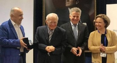 Prof. Dr. Gazi Yaşargil'in son 10 yıllık çalışmalarına altın rozet