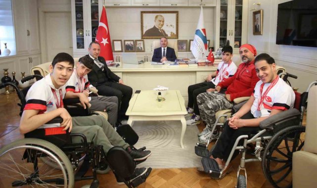 Prof. Dr. Karabulut, 15 madalya kazan başarılı sporcuları kutladı