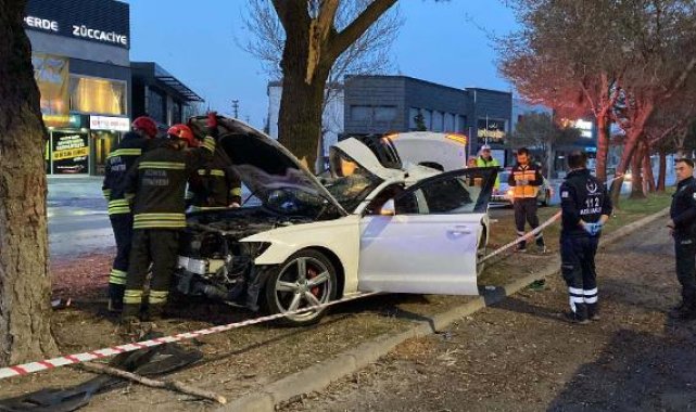 Refüjdeki ağaca çarpan otomobildeki anne öldü, 2 çocuğu ile eşi yaralandı