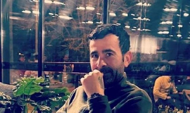 Refüjdeki reklam panosuna çarpan motosikletteki 2 kişi öldü