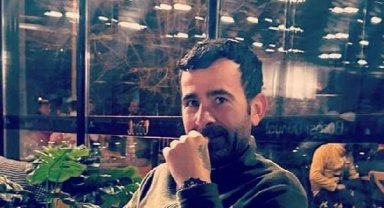 Refüjdeki reklam panosuna çarpan motosikletteki 2 kişi öldü
