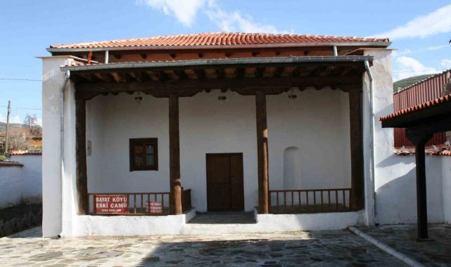 Restore edilen tarihi cami rutubete yenik düşüyor