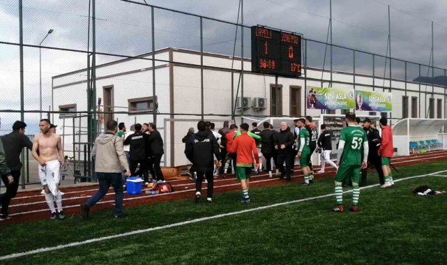 Rize'de amatör maçta sahaya yakışmayan görüntüler