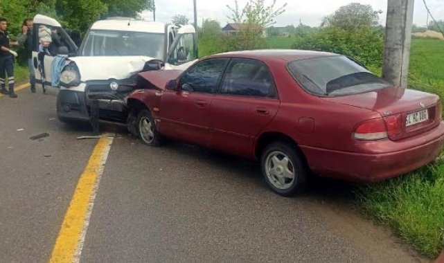 Sakarya'da otomobil ile hafif ticari araç çarpıştı; 3'ü çocuk 9 yaralı