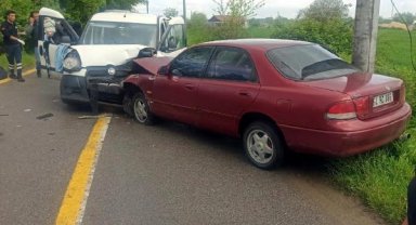 Sakarya'da otomobil ile hafif ticari araç çarpıştı; 3'ü çocuk 9 yaralı