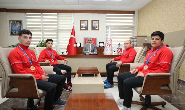 Şampiyon boksörler Van'a döndü