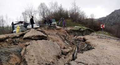 Samsun'da 3 mahalleyi birbirine bağlayan yol çöktü