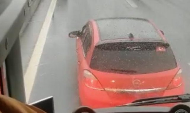 Sancaktepe'de otobüse yol vermek istemeyen otomobil kazaya neden oldu