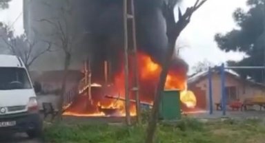 Sancaktepe'de parkta çıkan yangın bina garajına sıçradı