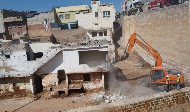 Şanlıurfa'da yıkım kararı alınan binalarda çalışmalar başladı