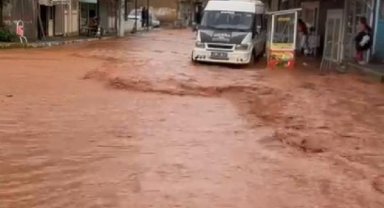Şanlıurfa'da sağanak; 4 ilçede cadde ve sokaklar suyla doldu