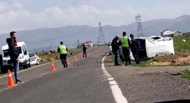 Şap aşısı yapmaya giden veterinerlerin aracı devrildi: 2 yaralı