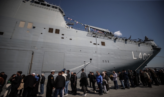 Sarayburnu Limanı'nda demirleyen TCG Anadolu gemisinde bayram heyecanı
