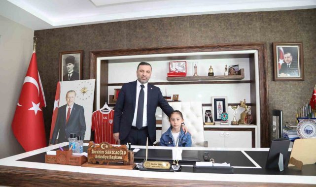 Sarıcaoğlu koltuğu öğrencilere devretti