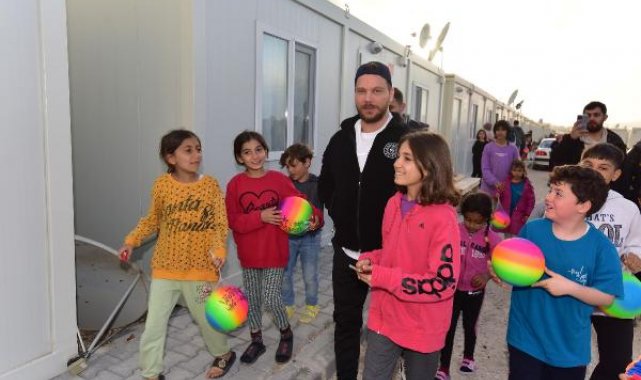 Şarkıcı Sinan Akçıl, depremzede çocuklarla bir araya geldi