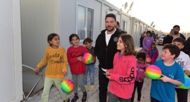 Şarkıcı Sinan Akçıl, depremzede çocuklarla bir araya geldi
