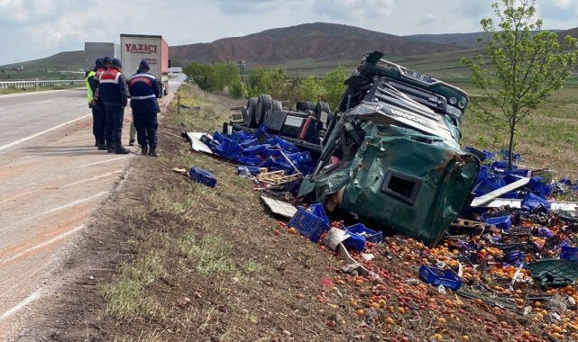 Sebze ve meyve yüklü tır devrildi, sürücü yaralandı