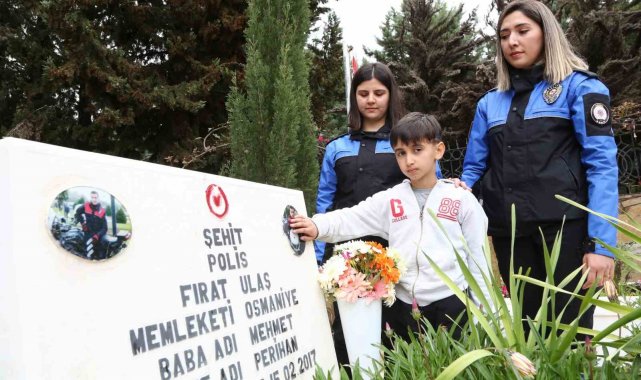 Şehit babasının mezarında dua etti, mezar taşındaki fotoğrafını okşadı