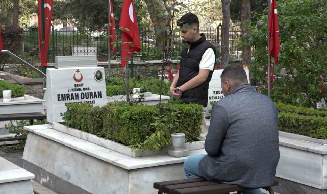 Şehit yakınları bayramın ilk ziyaretinde şehitliğe koştu