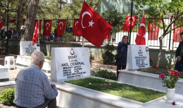 Şehitlikler ve mezarlıklarda bayram yoğunluğu