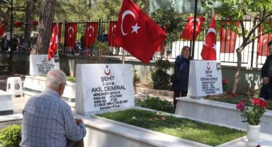 Şehitlikler ve mezarlıklarda bayram yoğunluğu