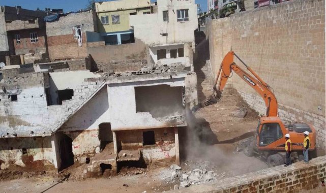 Sel ve depremden etkilenen yapılar bir bir yıkılıyor