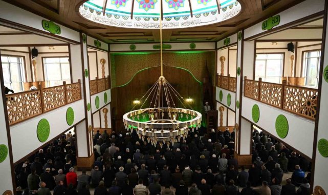 Selçuklu mimarisinden izler taşıyan cami ibadete açıldı