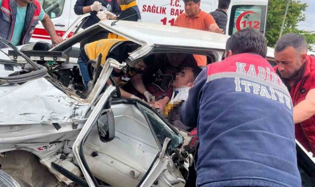 Servis minibüsü ile otomobil çarpıştı: 1 ağır yaralı