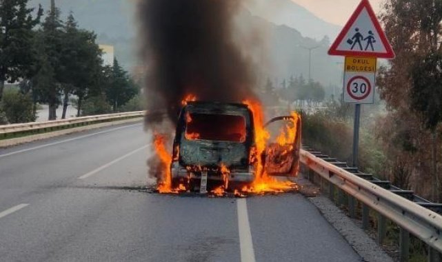 Seyir halindeki ticari araç, alev topuna döndü