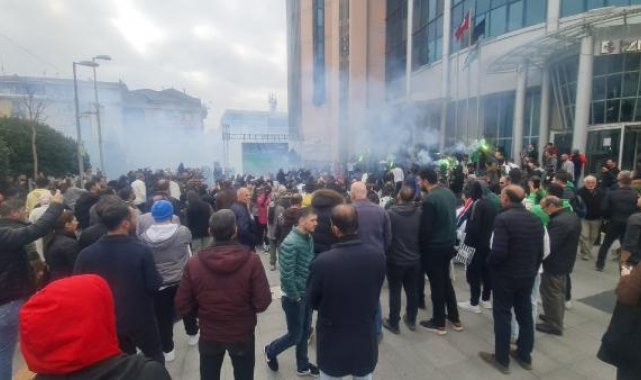 Seyircisiz oynama cezası olan Kocaelispor'un taraftarları, maçı dev ekranda izledi
