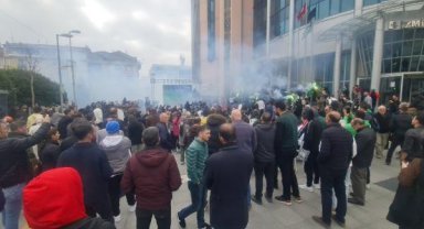 Seyircisiz oynama cezası olan Kocaelispor'un taraftarları, maçı dev ekranda izledi