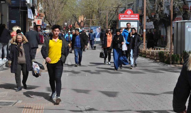 Sıcak havayı fırsat bilen vatandaşlar dışarıya akın etti