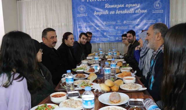 Siirt Valisi Hacıbektaşoğlu, KYK yurtlarına yerleştirilen afetzede ailelerle iftar yaptı