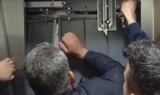 Siirt'te bayramlaşmaya giden 10 kişilik aile asansörde mahsur kaldı