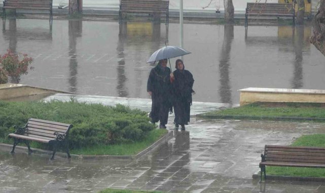 Siirt'te sağanak yağış başladı