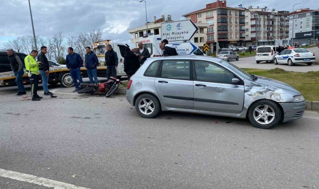Sinop'ta otomobille çarpışan motosiklet sürücüsü yaralandı
