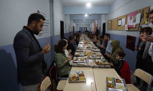 Şırnaklı öğrenciler, öğretmenleri ile birlikte iftar açıyor